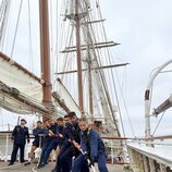 La Princesa Leonor tirando de una cuerda junto a sus compañeros en el Juan Sebastián de Elcano