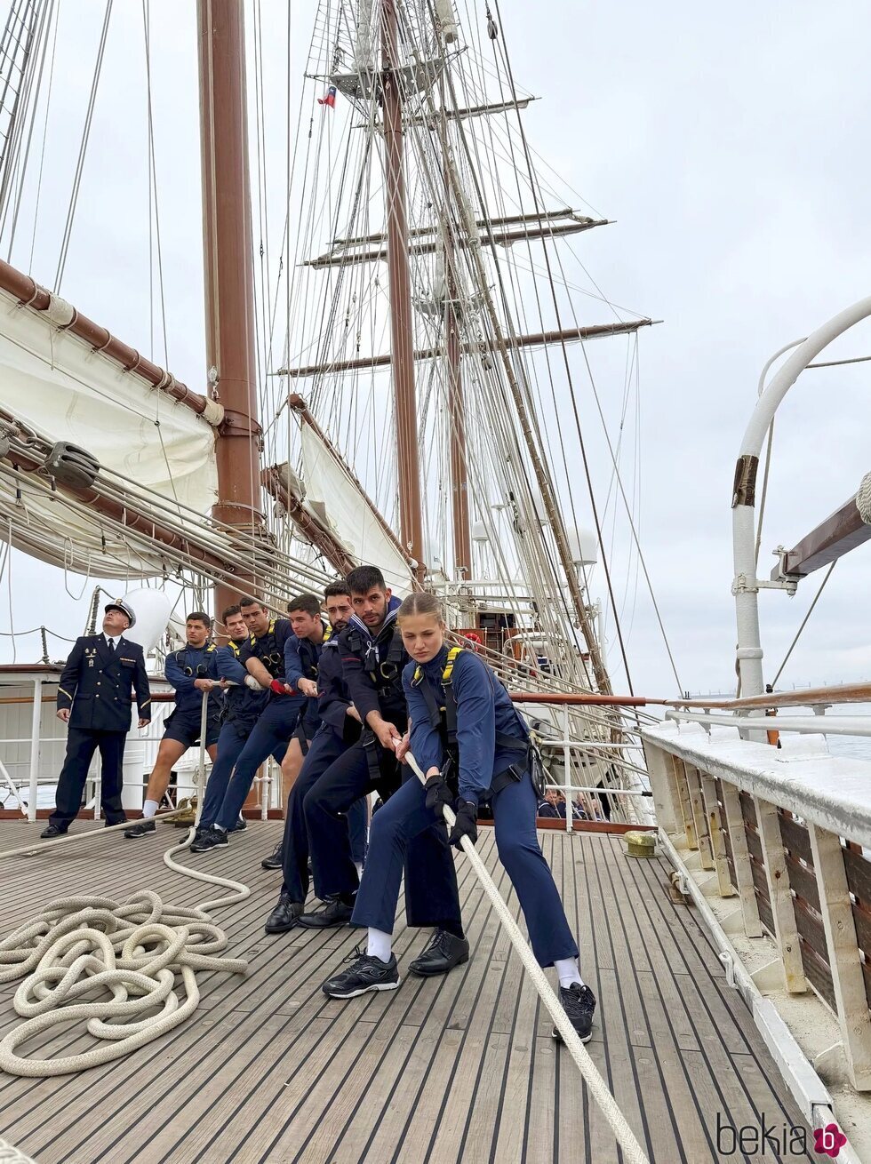 La Princesa Leonor tirando de una cuerda junto a sus compañeros en el Juan Sebastián de Elcano