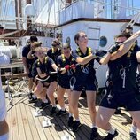 La Princesa Leonor y sus compañeros guardiamarinas realizando maniobras en la cubierta del Elcano