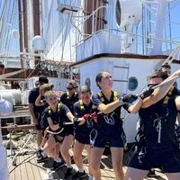 La Princesa Leonor y sus compañeros guardiamarinas realizando maniobras en la cubierta del Elcano