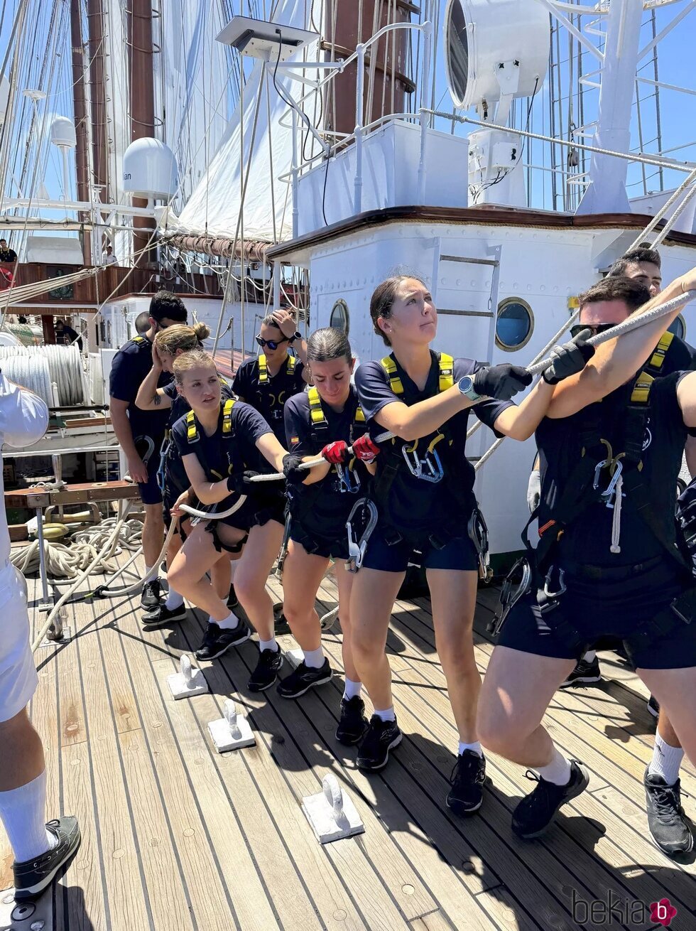 La Princesa Leonor y sus compañeros guardiamarinas realizando maniobras en la cubierta del Elcano