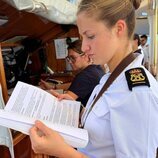 La Princesa Leonor leyendo en el Juan Sebastián de Elcano