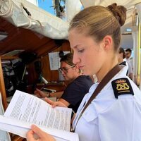 La Princesa Leonor leyendo en el Juan Sebastián de Elcano