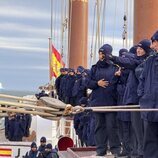 La Princesa Leonor, muy abrigada junto a sus compañero en el Elcano