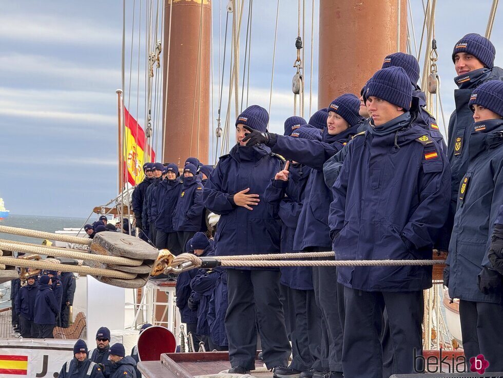 La Princesa Leonor, muy abrigada junto a sus compañero en el Elcano