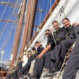 La Princesa Leonor posa muy sonriente junto a una compañera guardiamarina en el Elcano