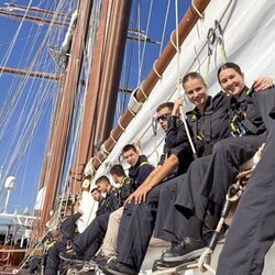 La Princesa Leonor posa muy sonriente junto a una compañera guardiamarina en el Elcano