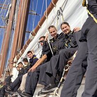 La Princesa Leonor posa muy sonriente junto a una compañera guardiamarina en el Elcano