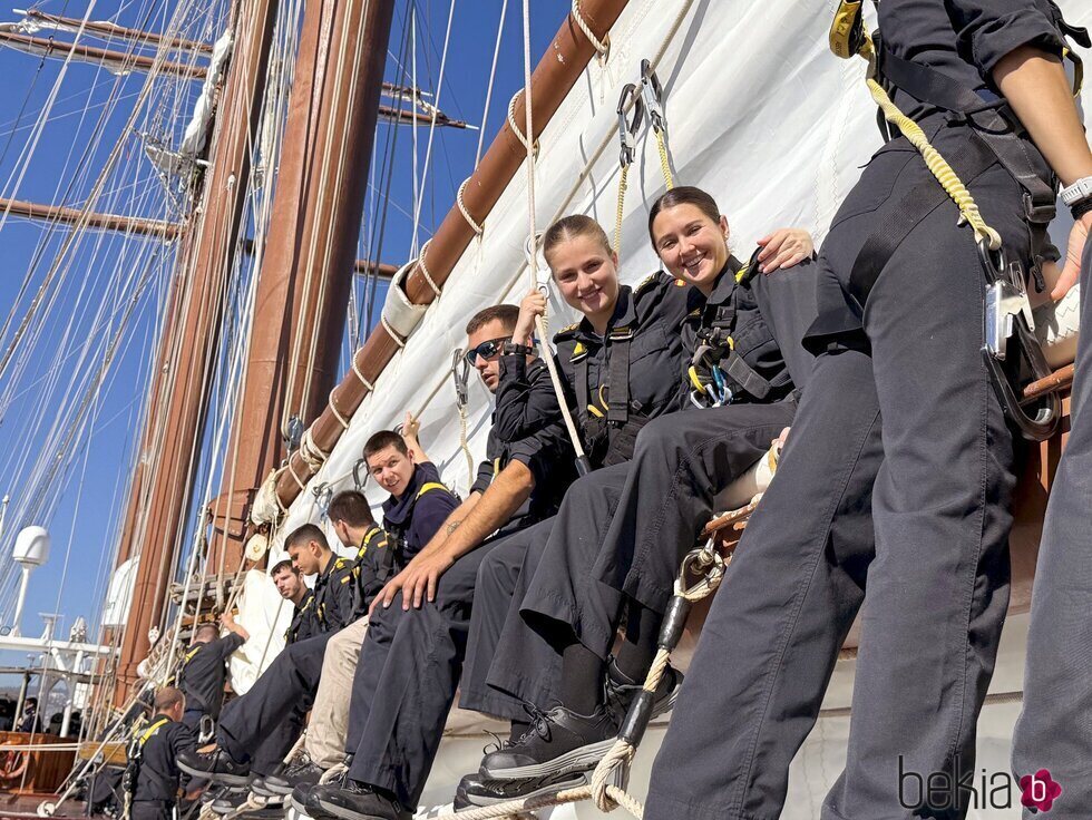 La Princesa Leonor posa muy sonriente junto a una compañera guardiamarina en el Elcano