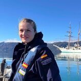 La Princesa Leonor posa con el Elcano al fondo