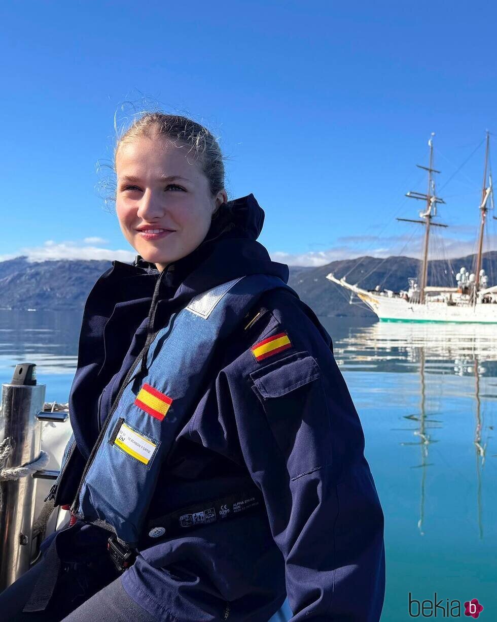 La Princesa Leonor posa con el Elcano al fondo