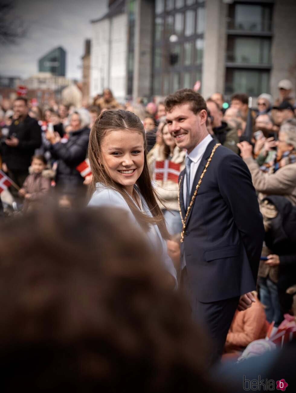 Isabella de Dinamarca en la celebración de su 18 cumpleaños junto al Alcalde de Aarhus
