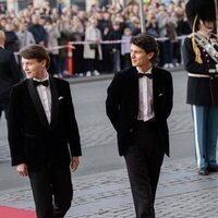 Nikolai y Felix de Dinamarca en el 18 cumpleaños de Isabella de Dinamarca