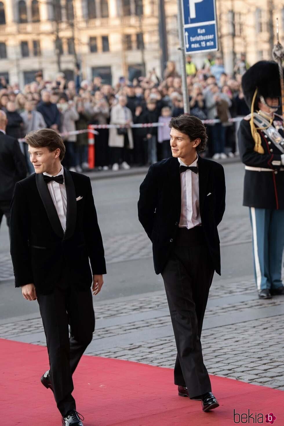 Nikolai y Felix de Dinamarca en el 18 cumpleaños de Isabella de Dinamarca