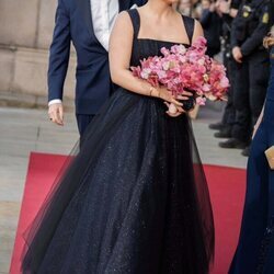 Isabella de Dinamarca con un ramo de flores en la celebración de su 18 cumpleaños en el Teatro Real de Copenhague