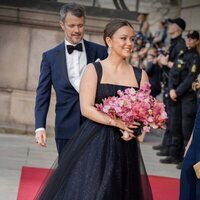Isabella de Dinamarca con un ramo de flores en la celebración de su 18 cumpleaños en el Teatro Real de Copenhague
