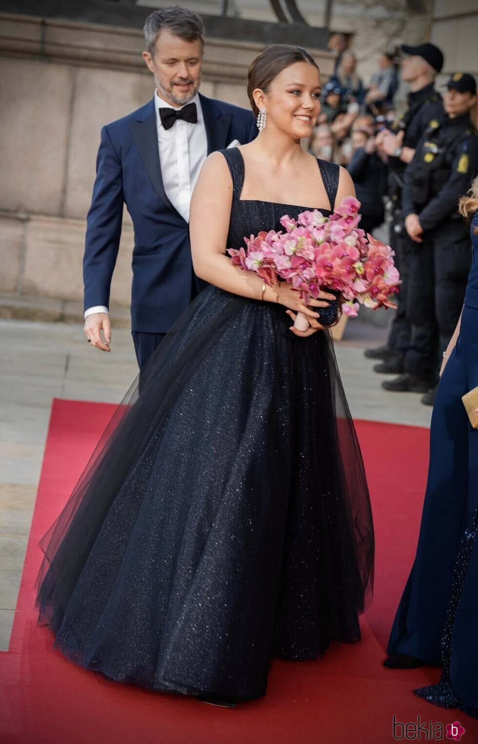 Isabella de Dinamarca con un ramo de flores en la celebración de su 18 cumpleaños en el Teatro Real de Copenhague
