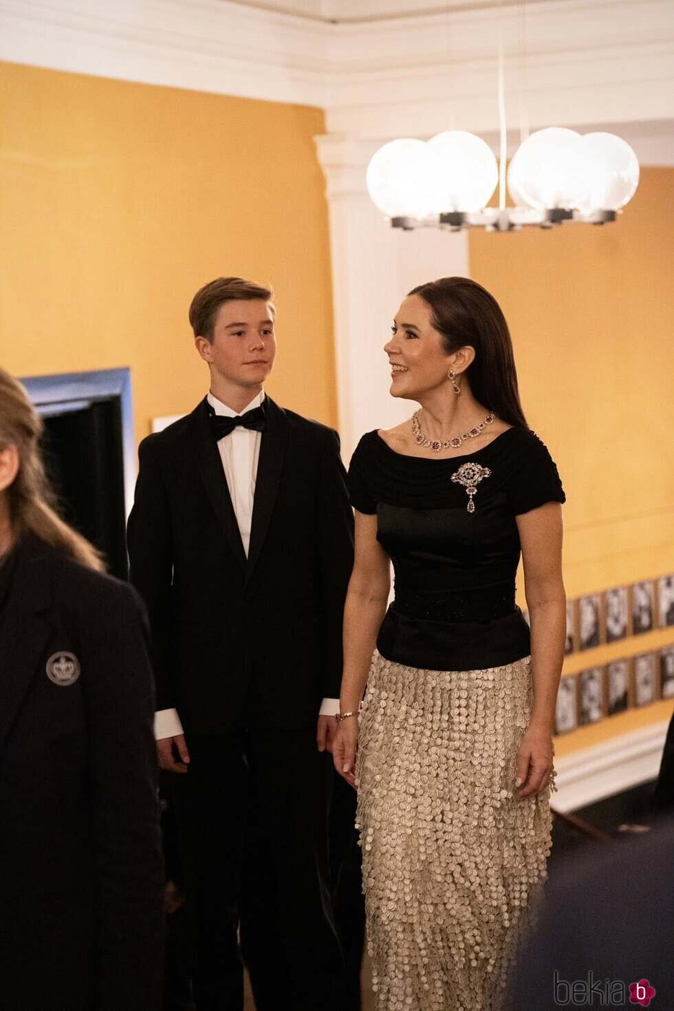 Mary de Dinamarca y su hijo Vincent de Dinamarca en el 18 cumpleaños de Isabella de Dinamarca en Copenhague