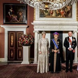 Guillermo Alejandro y Máxima de Holanda y su hija Amalia de Holanda con la Tiara Mellerio de rubíes junto al Sultán de Omán