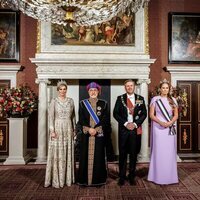 Guillermo Alejandro y Máxima de Holanda y su hija Amalia de Holanda con la Tiara Mellerio de rubíes junto al Sultán de Omán