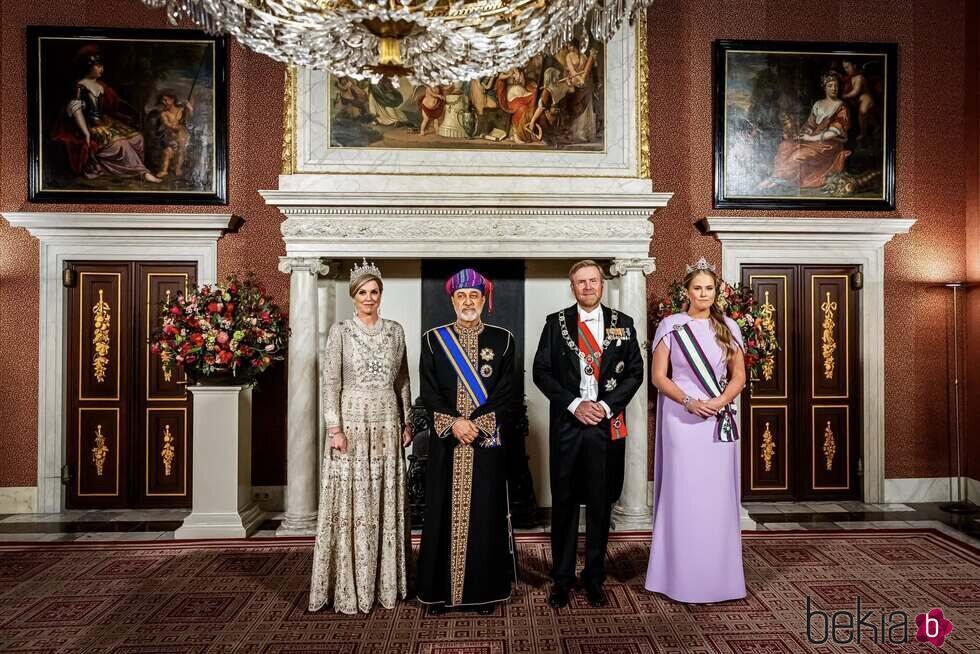 Guillermo Alejandro y Máxima de Holanda y su hija Amalia de Holanda con la Tiara Mellerio de rubíes junto al Sultán de Omán