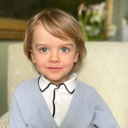 Julian de Suecia en un posado por su 4 cumpleaños