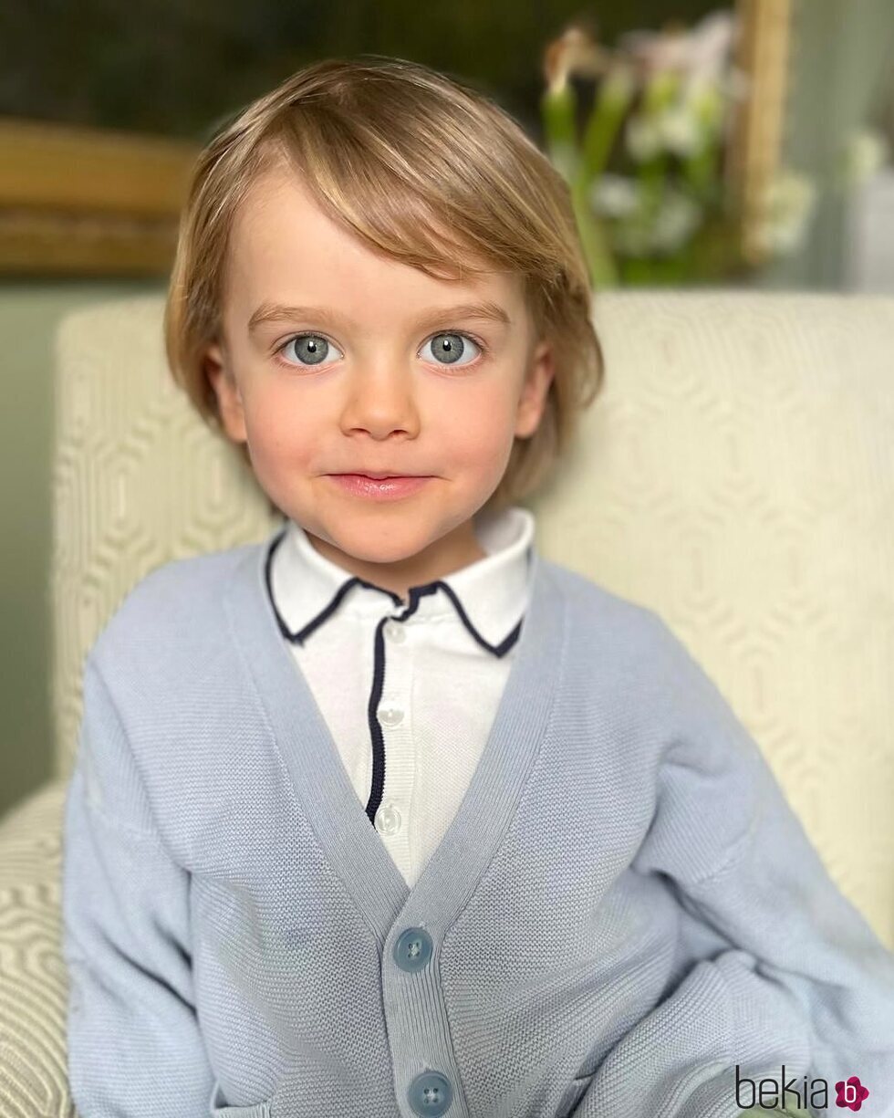 Julian de Suecia en un posado por su 4 cumpleaños