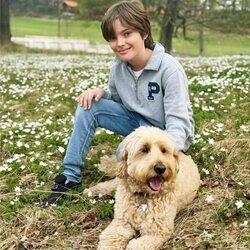 Nicolas de Suecia y su perro Teddy en un posado por Pascua 2025