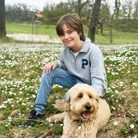 Nicolas de Suecia y su perro Teddy en un posado por Pascua 2025