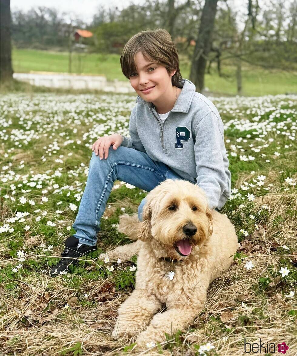 Nicolas de Suecia y su perro Teddy en un posado por Pascua 2025