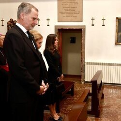 Los Reyes Felipe y Letizia y la Reina Sofía en la Nunciatura Apostólica por la muerte del Papa Francisco