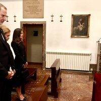 Los Reyes Felipe y Letizia y la Reina Sofía en la Nunciatura Apostólica por la muerte del Papa Francisco
