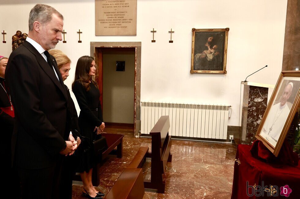 Los Reyes Felipe y Letizia y la Reina Sofía en la Nunciatura Apostólica por la muerte del Papa Francisco