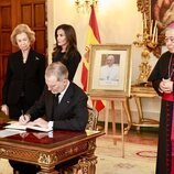 Los Reyes Felipe y Letizia y la Reina Sofía firmando en el libro de condolencias de la Nunciatura Apostólica por la muerte del Papa Francisco