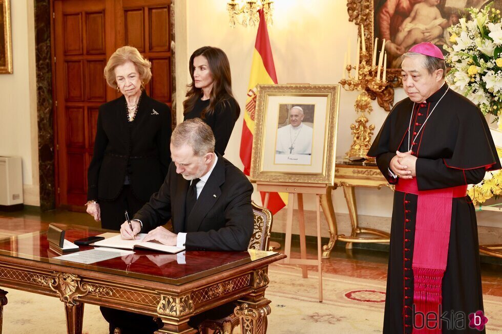 Los Reyes Felipe y Letizia y la Reina Sofía firmando en el libro de condolencias de la Nunciatura Apostólica por la muerte del Papa Francisco