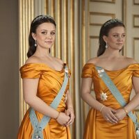 Isabella de Dinamarca junto a un espejo en una foto oficial con tiara y vestido de gala por su 18 cumpleaños