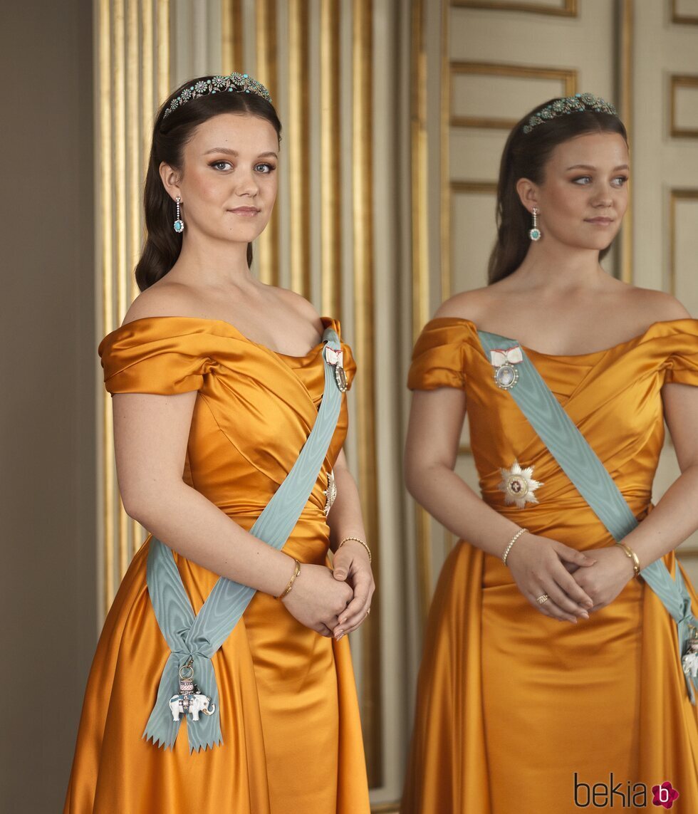 Isabella de Dinamarca junto a un espejo en una foto oficial con tiara y vestido de gala por su 18 cumpleaños