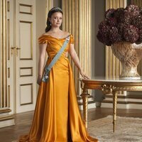 Isabella de Dinamarca con la Tiara de Turquesas y vestido de gala naranja en su 18 cumpleaños