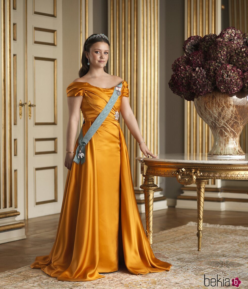 Isabella de Dinamarca con la Tiara de Turquesas y vestido de gala naranja en su 18 cumpleaños