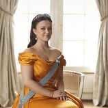 Isabella de Dinamarca con la Tiara de Turquesas, la Orden del Elefante y vestido de gala naranja en su 18 cumpleaños