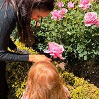 Meghan Markle y la Princesa Lilibet cogiendo rosas en su jardín