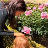 Meghan Markle y la Princesa Lilibet cogiendo rosas en su jardín