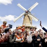 Guillermo Alejandro de Holanda saludando a la gente en el Día del Rey 2025 en Doetinchem 