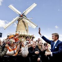 Guillermo Alejandro de Holanda saludando a la gente en el Día del Rey 2025 en Doetinchem 