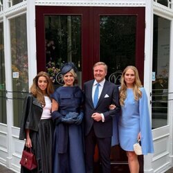Guillermo Alejandro y Máxima de Holanda y sus hijas Amalia y Alexia de Holanda en el Día del Rey 2025 en Doetinchem