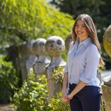 La Infanta Sofía con camisa azul celeste y pantalón azul marino en un posado por su 18 cumpleaños