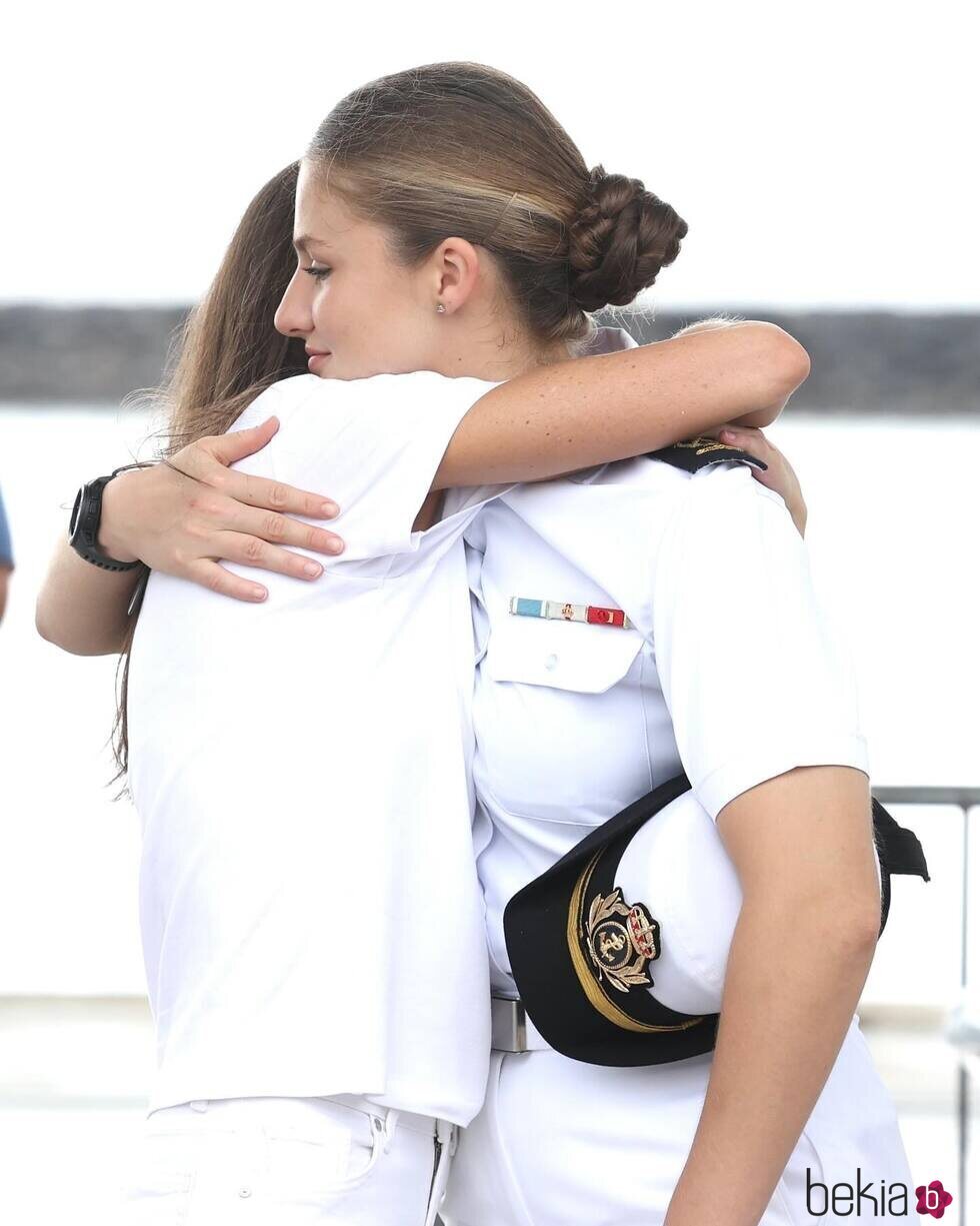 La Reina Letizia y la Princesa Leonor se funden en un emotivo abrazo en su encuentro en Panamá