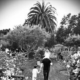 El Príncipe Harry con sus hijos Archie y Lilibet caminando juntos en su jardín