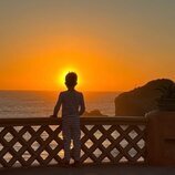 El Príncipe Archie viendo una puesta de sol en su cumpleaños