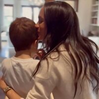 Meghan Markle besa a su hijo Archie en un día cocinando juntos